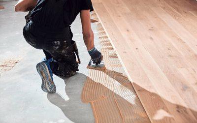 Comment coller un parquet massif correctement ?