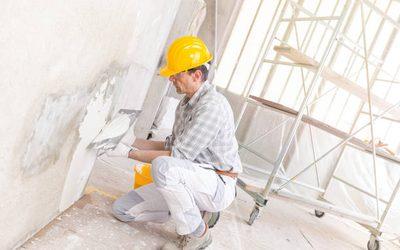 Comment enduire un mur humide sans que l’enduit se décolle ?
