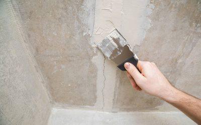 Comment enduire un plafond abîmé pour obtenir une surface lisse ?